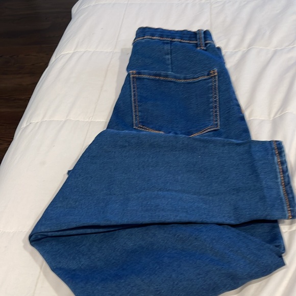 Blue jeans with cut out in the front with a little stretch - Picture 3 of 4